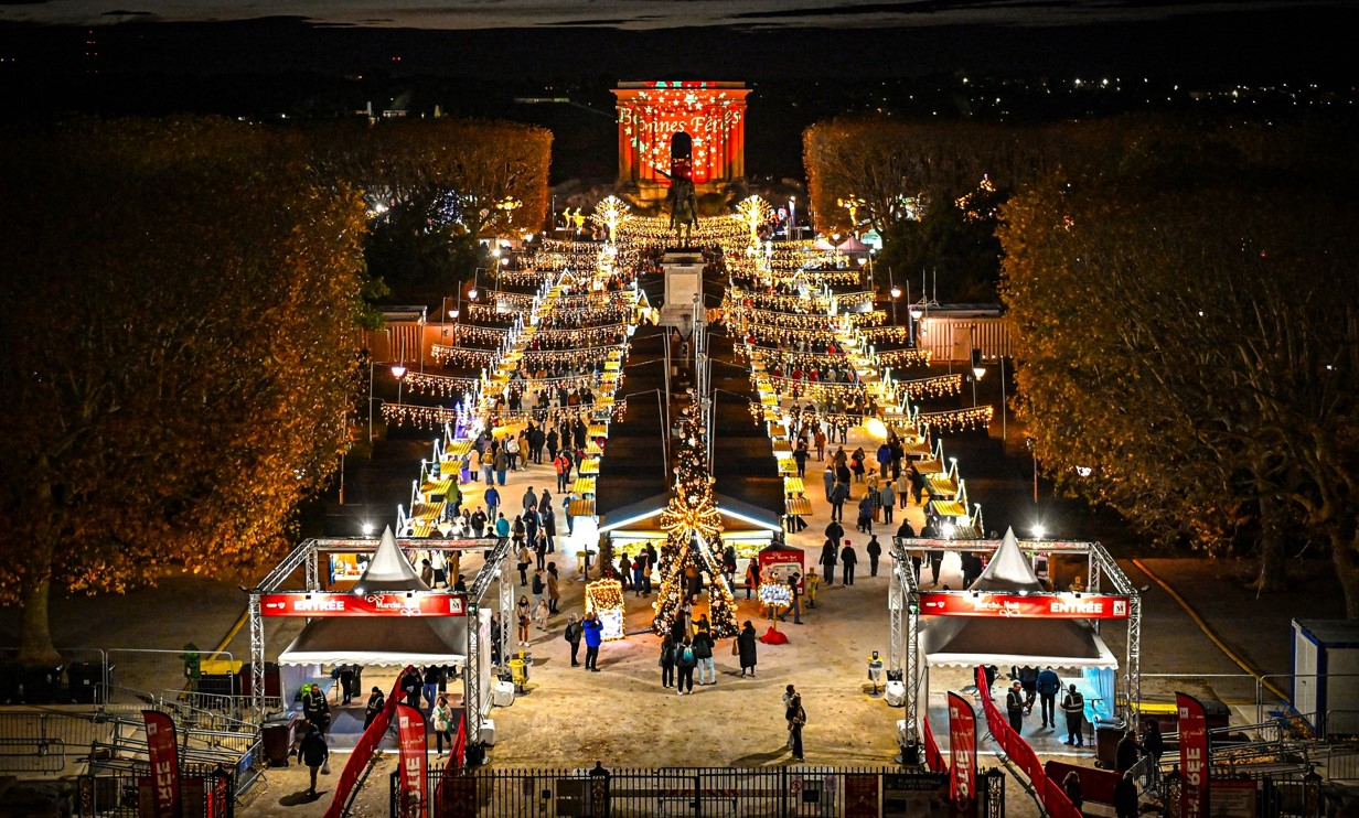Photo vue de l'Arc de triomphe du Marché de Noël au Peyrou