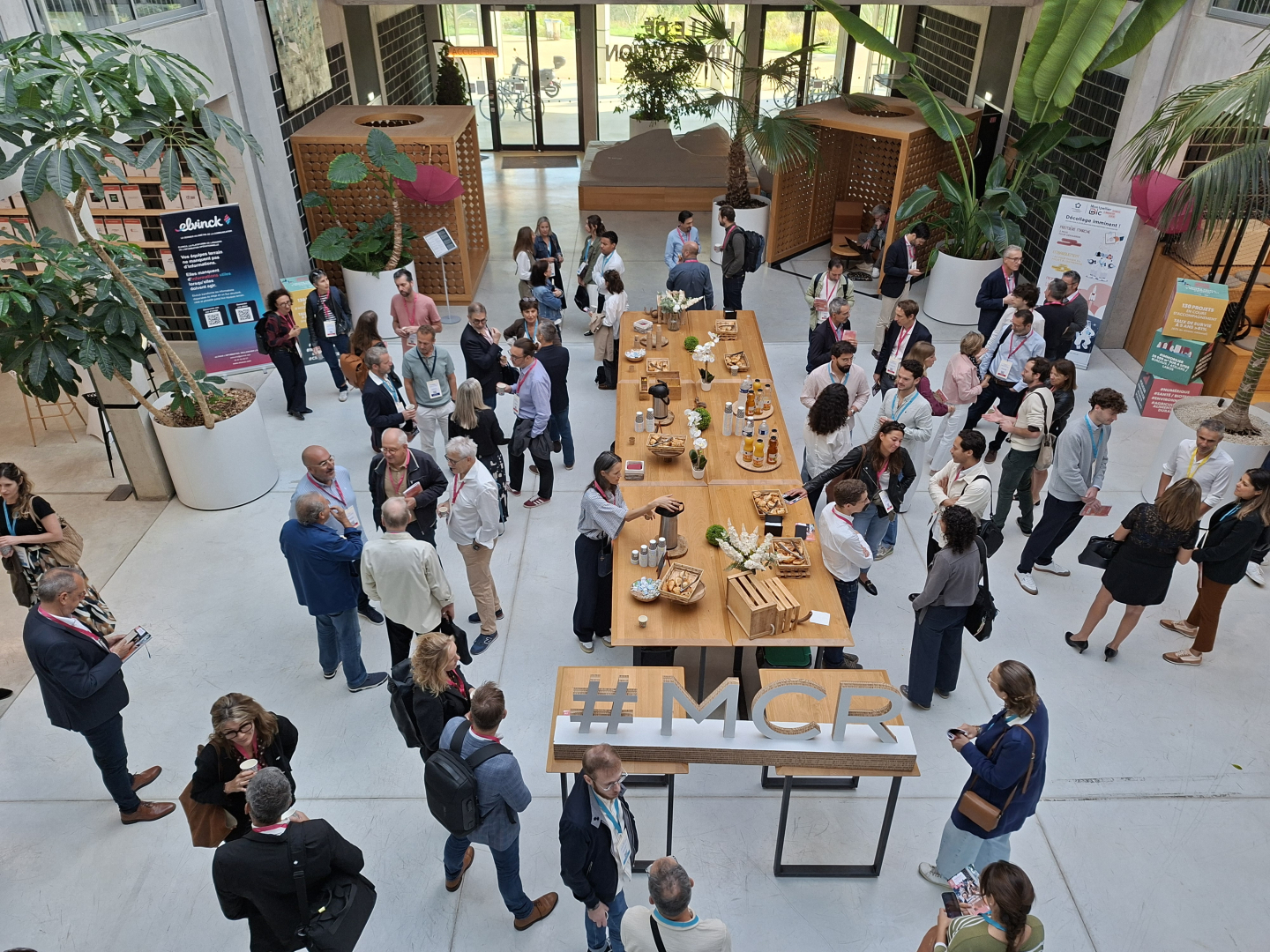 interactions directes entreprises et investisseurs dans le hall de la Halle de l'Innovation