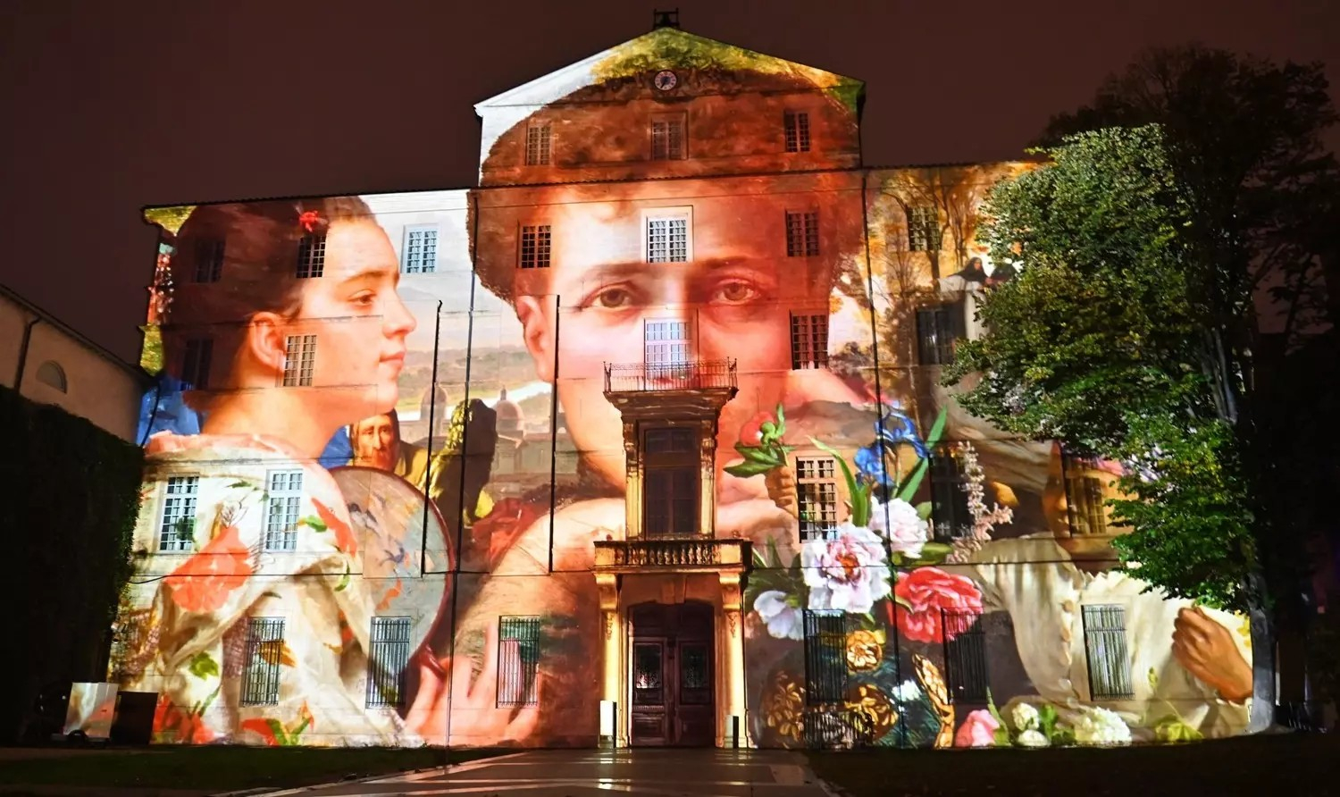 façade du musée Fabre avec une oeuvre projetée 