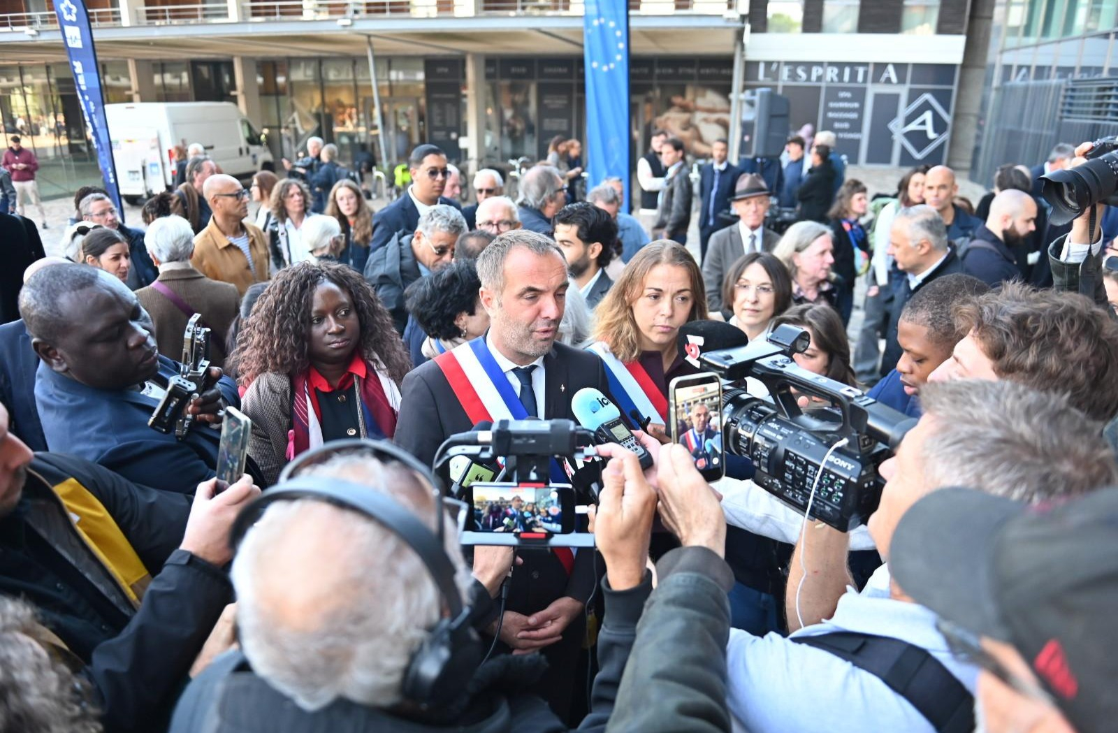 Maire au milieu de la foule