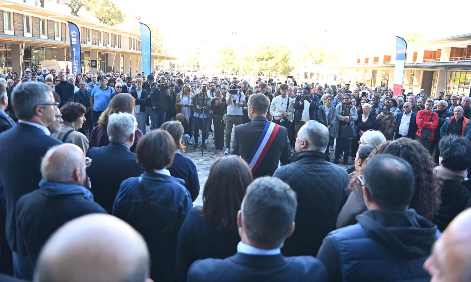 Réunies sur le parvis de l’Hôtel de ville, plusieurs centaines de personnes ont répondu ce 26 octobre à la mi-journée à l’appel de Michaël Delafosse. Le maire de Montpellier avait appelé à un rassemblement républicain à la suite de l’attentat raciste de Trappes et de La Verrière.  Lors de son allocution, il était entouré de nombreux élus de la majorité municipale, de maires de Montpellier Méditerranée Métropole ou de leurs représentants, de Hélène Mandroux, maire honoraire de Montpellier, de Julie Frêche, s