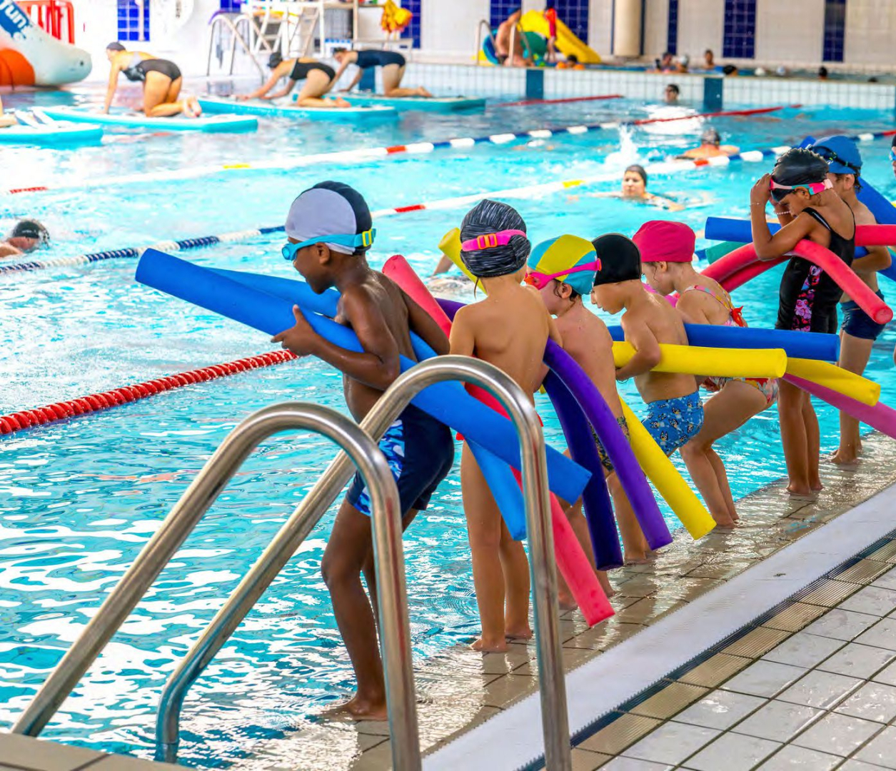 des enfants au bord du bassin