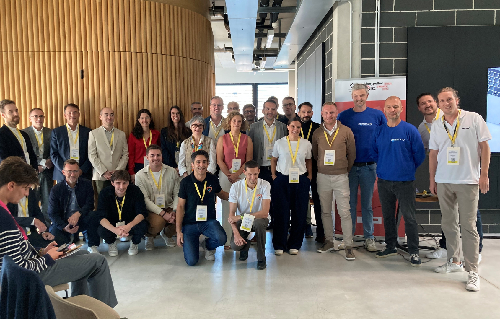 Photo de groupe des 15 startups participantes 