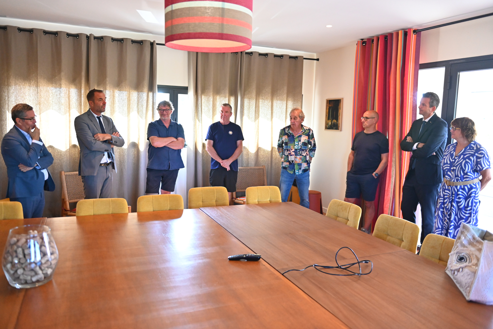 Michaël Delafosse et Joël Raymond accompagnés de nombreux élus à la rencontre des viticulteurs à Saint-Geniès des-Mourgues cet automne