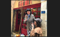 photo extérieure de la librairie avec Salomé et Manon