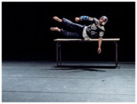 Photo d'acrobate en équilibre