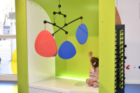 une enfant avec un mobile