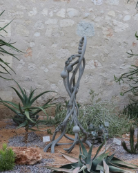 une sculpture du duo implant&eacute;e dans le jardin