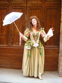 Dame en costume Grand Siècle, avec perruque et ombrelle