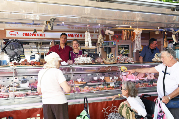 Etal du boucher au marché Tastavin
