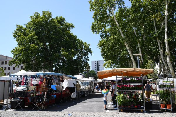 Vue générale des allées du parc Tastavin avec les étals des commerçants