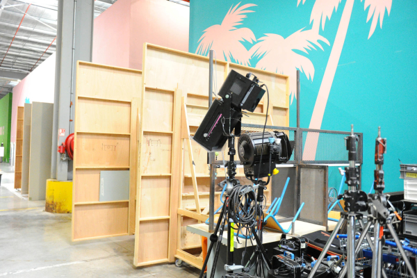 Décors d'Un si grand soleil stockés à l'entrée des studios de tournage de la série quotidienne de France 2 