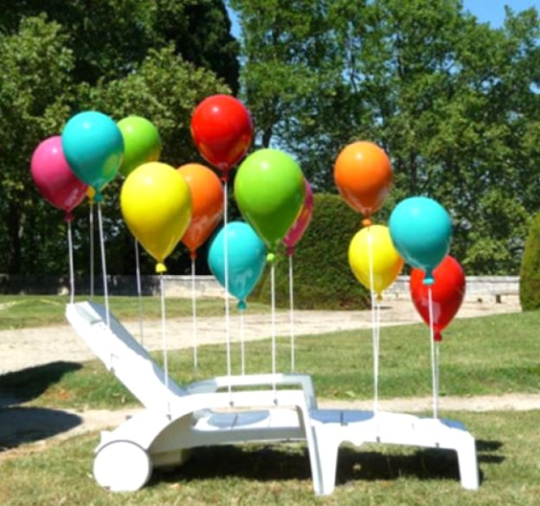 Sculpture d'Elisa Fantozzi à Port Marianne représentant une chaise avec des ballons