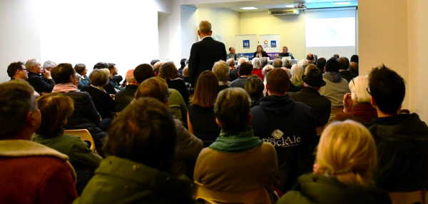 Vue de la salle de réunion de concertation, le 28 février, à la Maison de la Démocratie