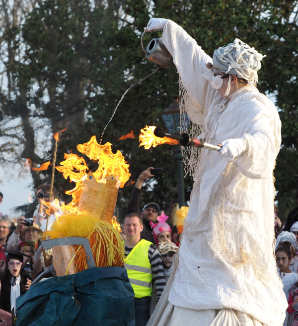 La figure du carnaval est condamnée à être brûlée...