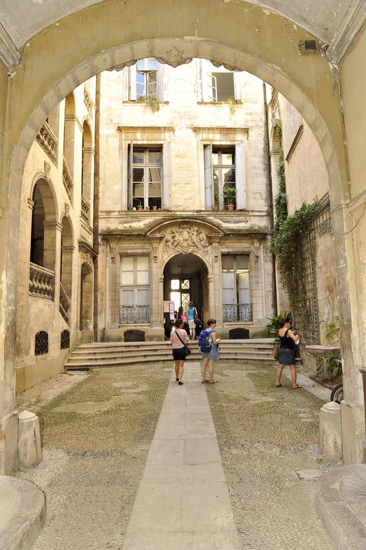 Vue intérieure de la cour d'honneur de l'Hôtel des Trésoriers de la Bourse