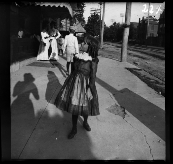 Petite fille marchant dans la rue