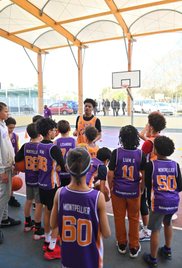 jeunes joueurs coach terrain 3x3 couvert 