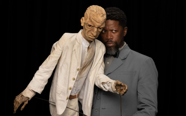 Photo d'un marionnettiste et sa poupée - Faustus in Africa
