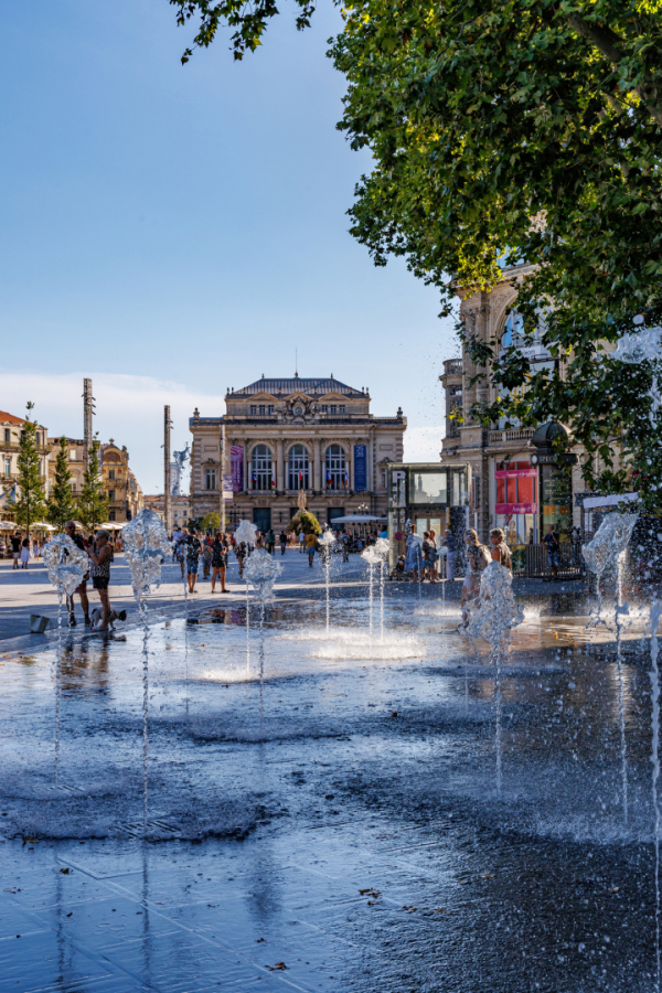 jets d'eau de l'Esplanade individus place de la Comédie Trois Grâces et Opéra 