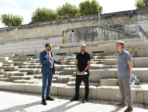 maire et adjoint représentant d'Altémed gradins fontaine en cascade arbres 