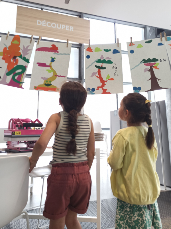Enfants qui regardent leurs oeuvres