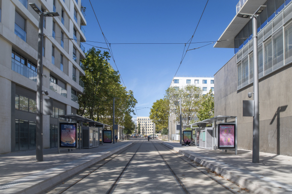 À l'ouest, la ligne 5 traverse la Cité créative et longe le parc Montcalm