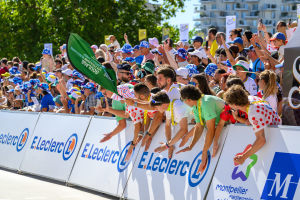 La foule lors du départ de l'étape Montpellier - Mont Ventoux en 2025