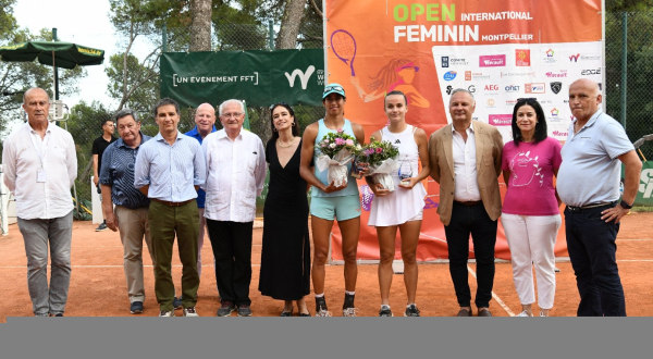 Remise du trophée aux deux finalistes.