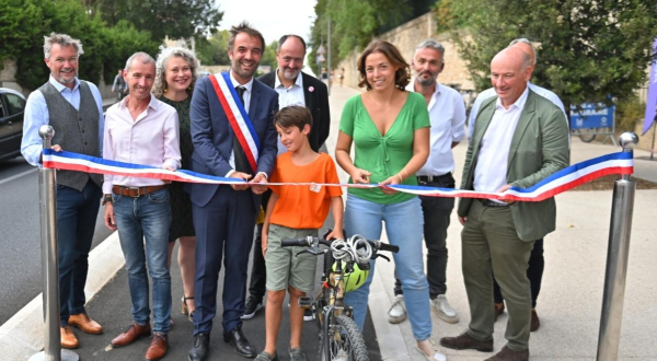 Coupure de ruban par les élus