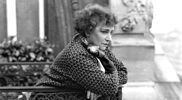 Photo de Colette au balcon de son appartement