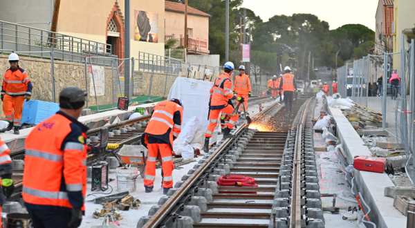 chantier de la ligne 5 de tramway ouvriers rails étincelles outils barrières