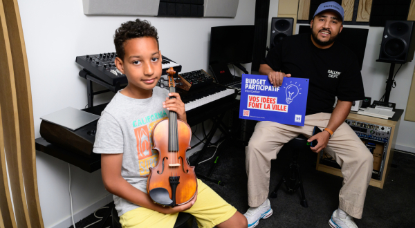 la nouvelle salle de musique de Mot'son avec le directeur de l'association et un enfant
