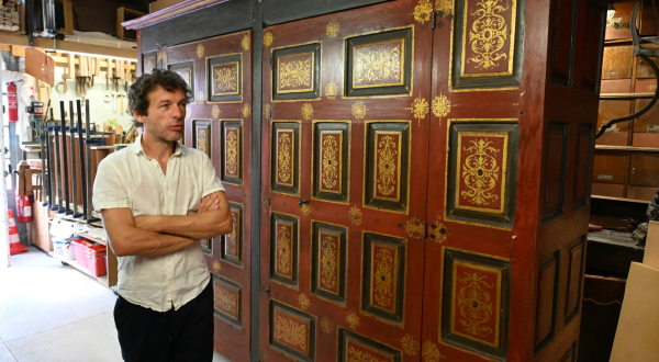 Mickaël Amant devant l'armoire