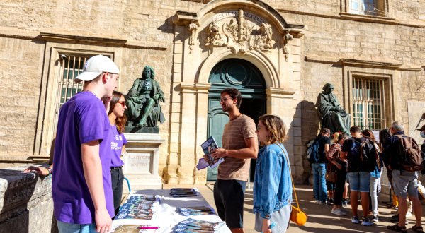 Visiteurs devant la Faculté de médecine de Montpellier