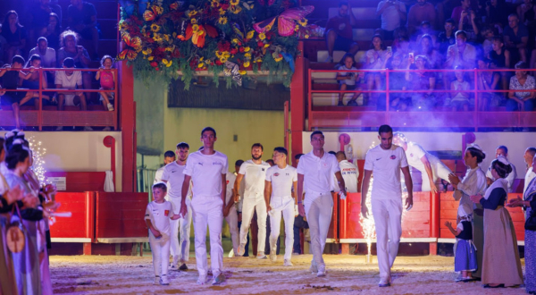 Entrée des raseteurs pour le trophée taurin dans les arènes du Crès