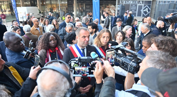 Maire au milieu de la foule