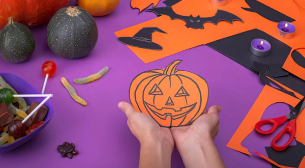des découpages de papier en forme de citrouille