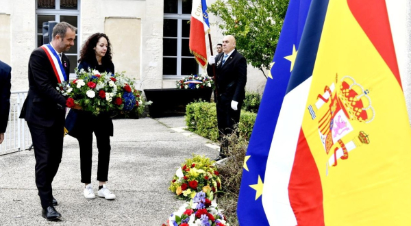 dépôt de gerbe devant la plaque commémorative en hommage à Elise et Henri Pinol.