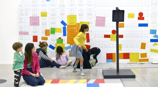des enfants dans un atelier de jeu